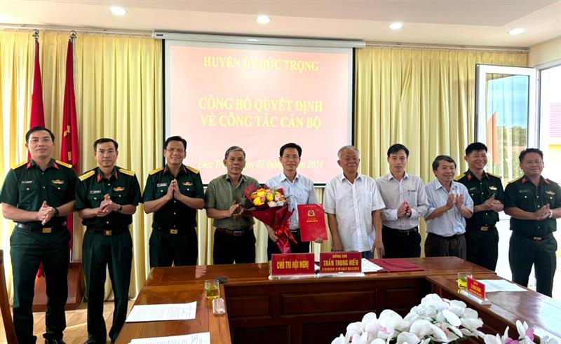 Các đồng chí lãnh đạo Huyện ủy và các đại biểu chúc mừng Bí thư Đảng ủy Quân sự huyện nhiệm kỳ 2020-2025.