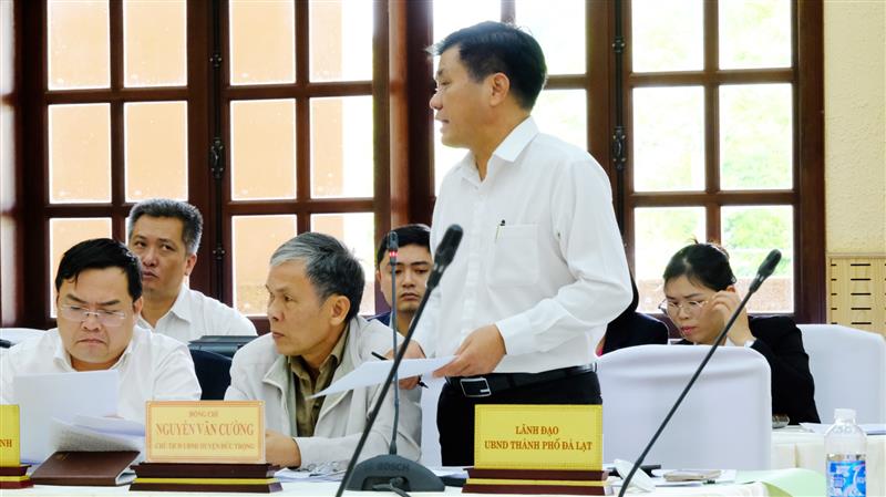 Phó Chủ tịch UBND TP Đà Lạt Nguyễn Văn Sơn trả lời các ý kiến của người dân.