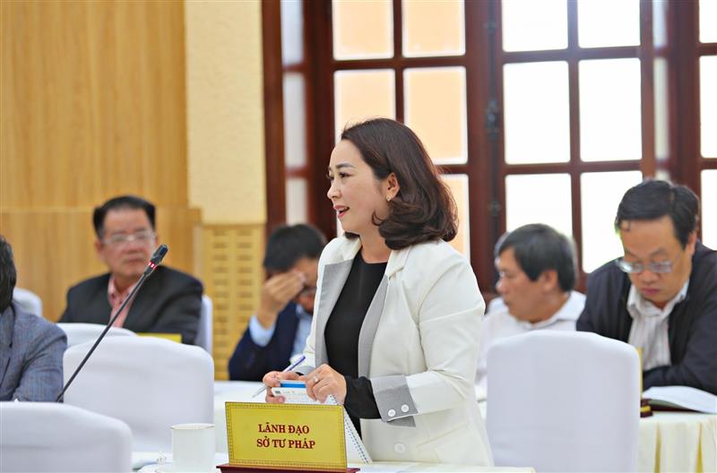 Đồng chí Trần Thị Mỹ Linh - Phó Giám đốc Sở Tư pháp nêu ký kiến đề xuất phát huy việc thi tuyển vào vị trí cán bộ chủ chốt của các Sở.