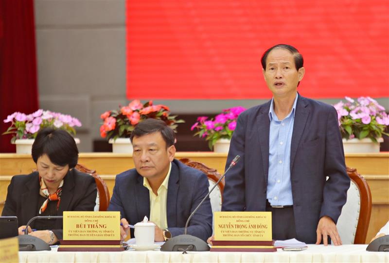 Đồng chí Nguyễn Trọng Ánh Đông - Ủy viên Ban Thường vụ Tỉnh ủy, Trưởng Ban Tổ chức Tỉnh ủy phát biểu làm rõ thêm các ý kiến của đại biểu.