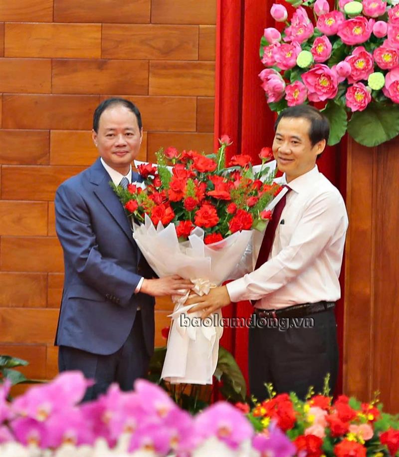 Đồng chí Nguyễn Thái Học - Quyền Bí thư Tỉnh ủy tặng hoa chức mừng tân Phó Bí thư Tỉnh uỷ Lâm Đồng Trần Hồng Thái.